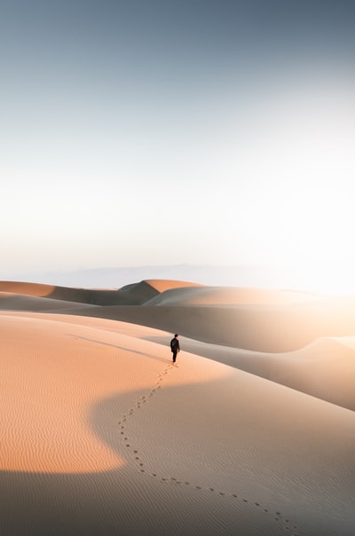 走在沙漠上的人